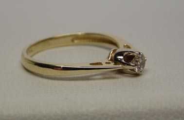 Złoty pierścionek z diamentem brylant 0,18 ct.