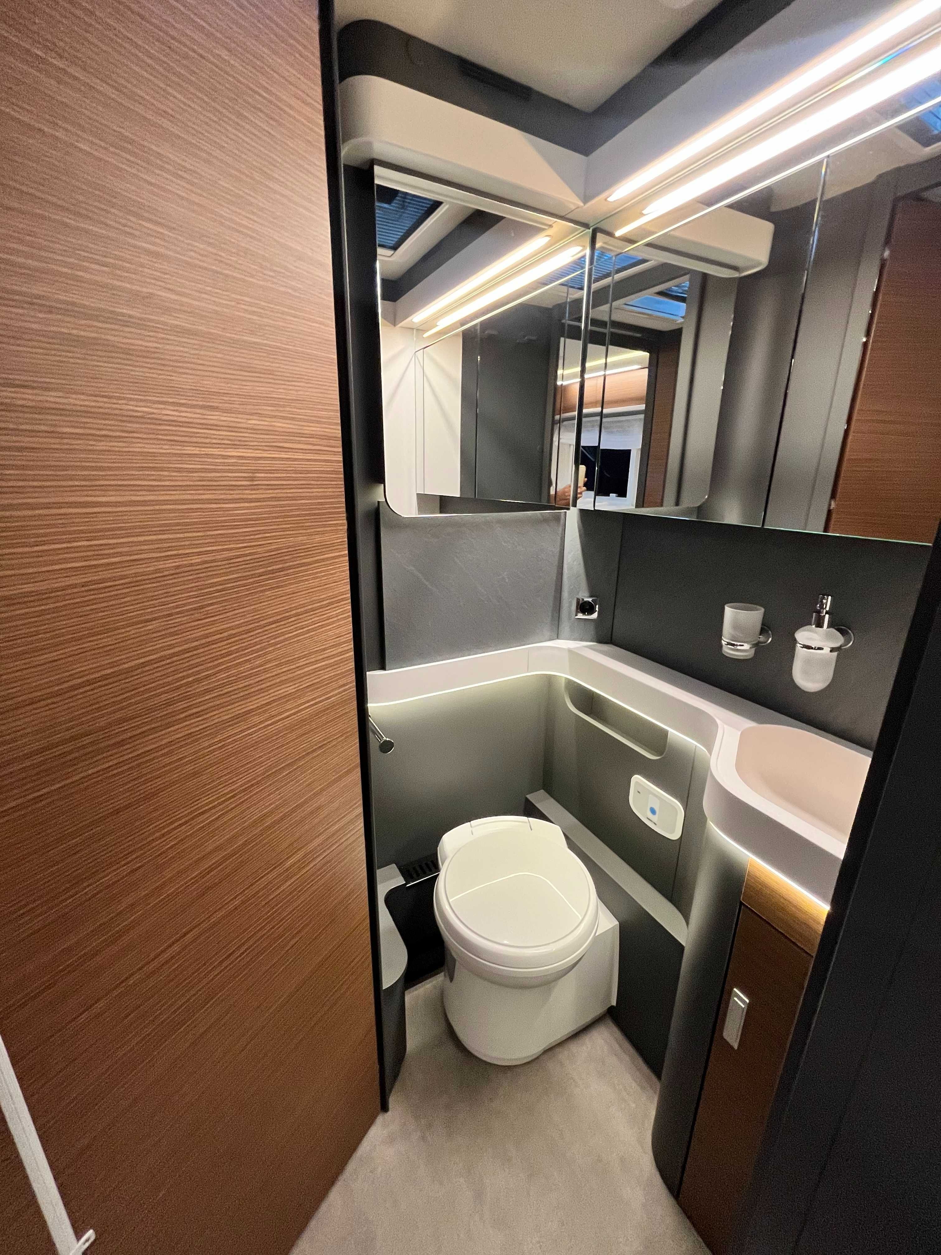 JEDYNY W POLSCE Kamper Integra Laika KREOS H5109  XCAMP Adria Hymer