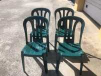 Conjunto de cadeiras usadas em bom estado.