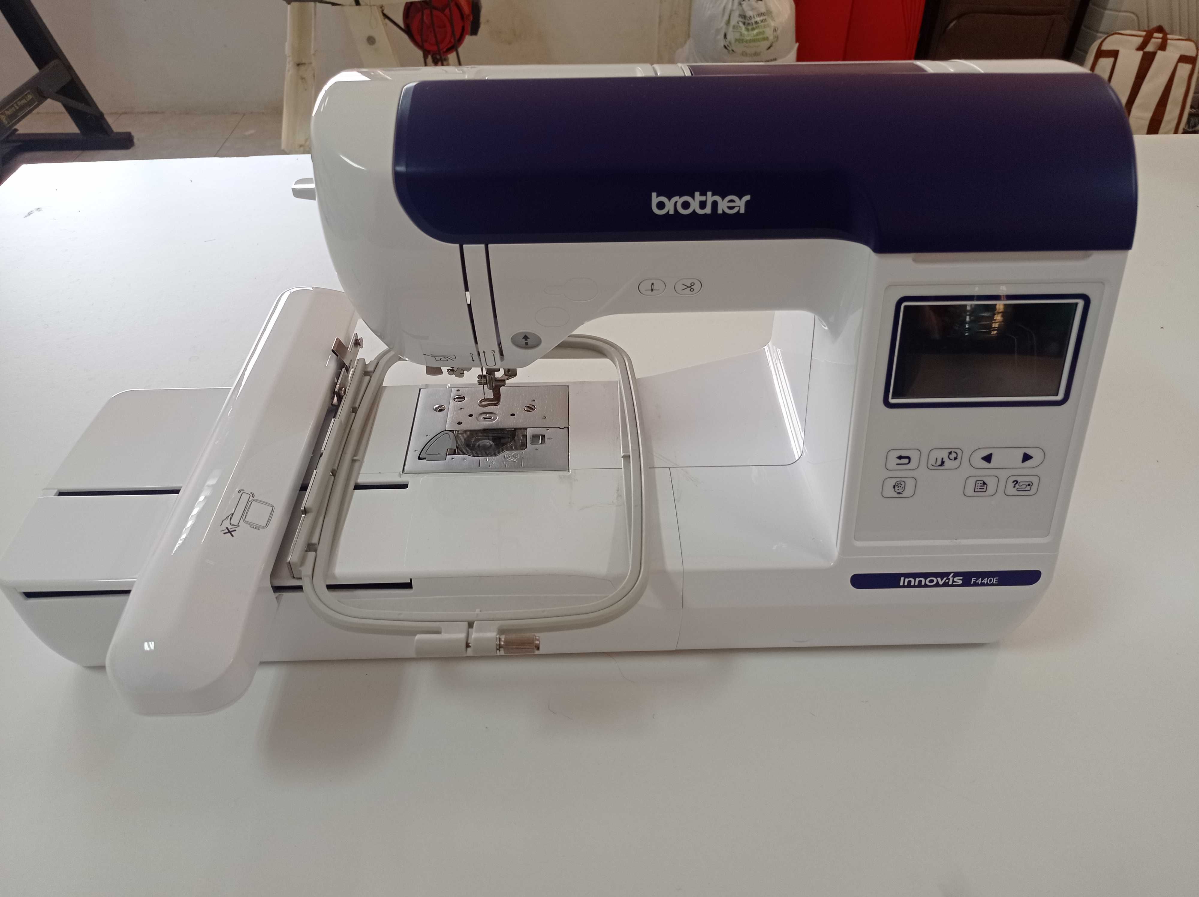 Máquina de Bordar Brother Inovis F440E