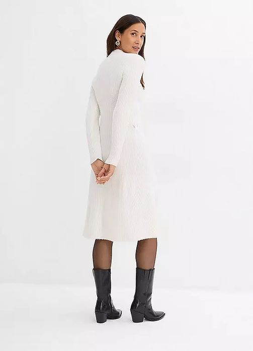 B.P.C śmietankowa dzianinowa sukienka prążek midi 36/38.