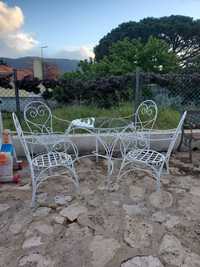 Conjunto mesa e 4 cadeiras de ferro com tampo de vidro