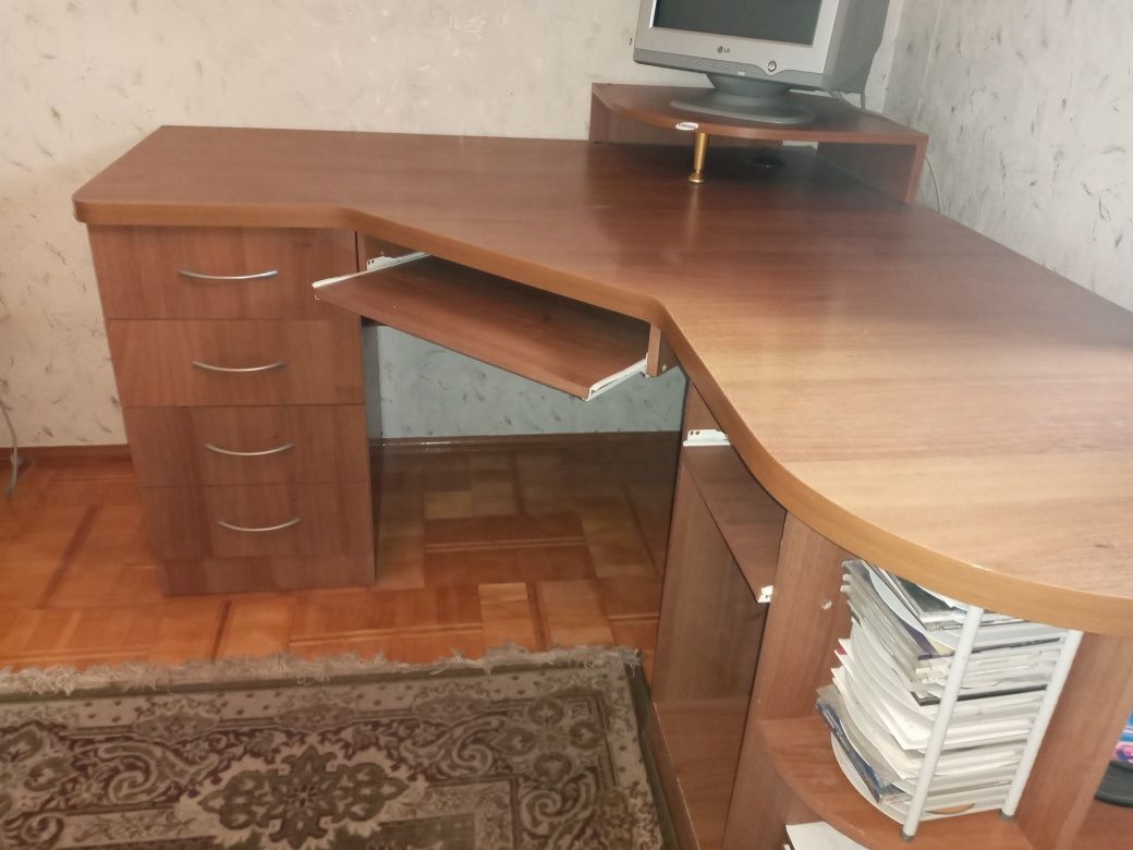 Продам стол письменный