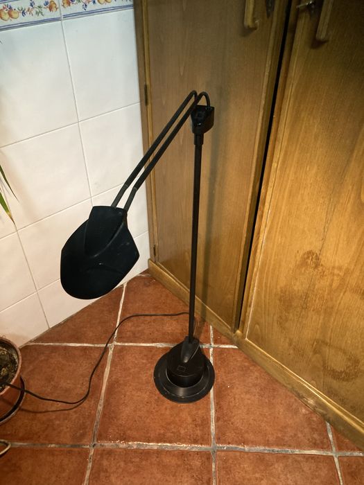 Candeeiro de pé alto com várias posições em bom estado