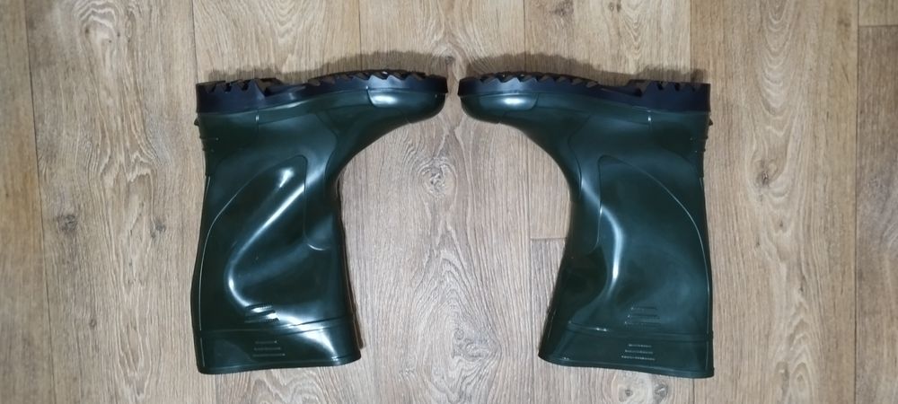 Новые резиновые сапоги.