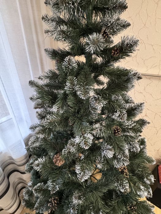 Штучна ялинка 2,2м. темно-зелена з шишками.