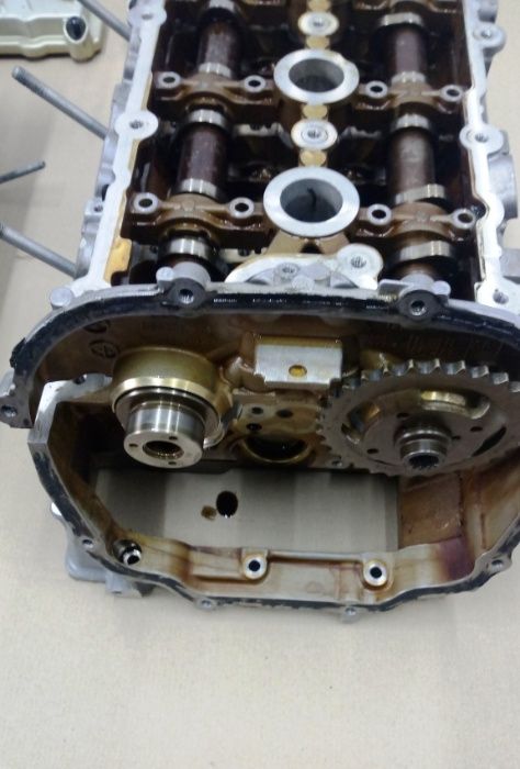 Головка крышка Audi Q7 Q5 A8 A7 A6 A5 A4 Touareg 06E103066M 06E103065L