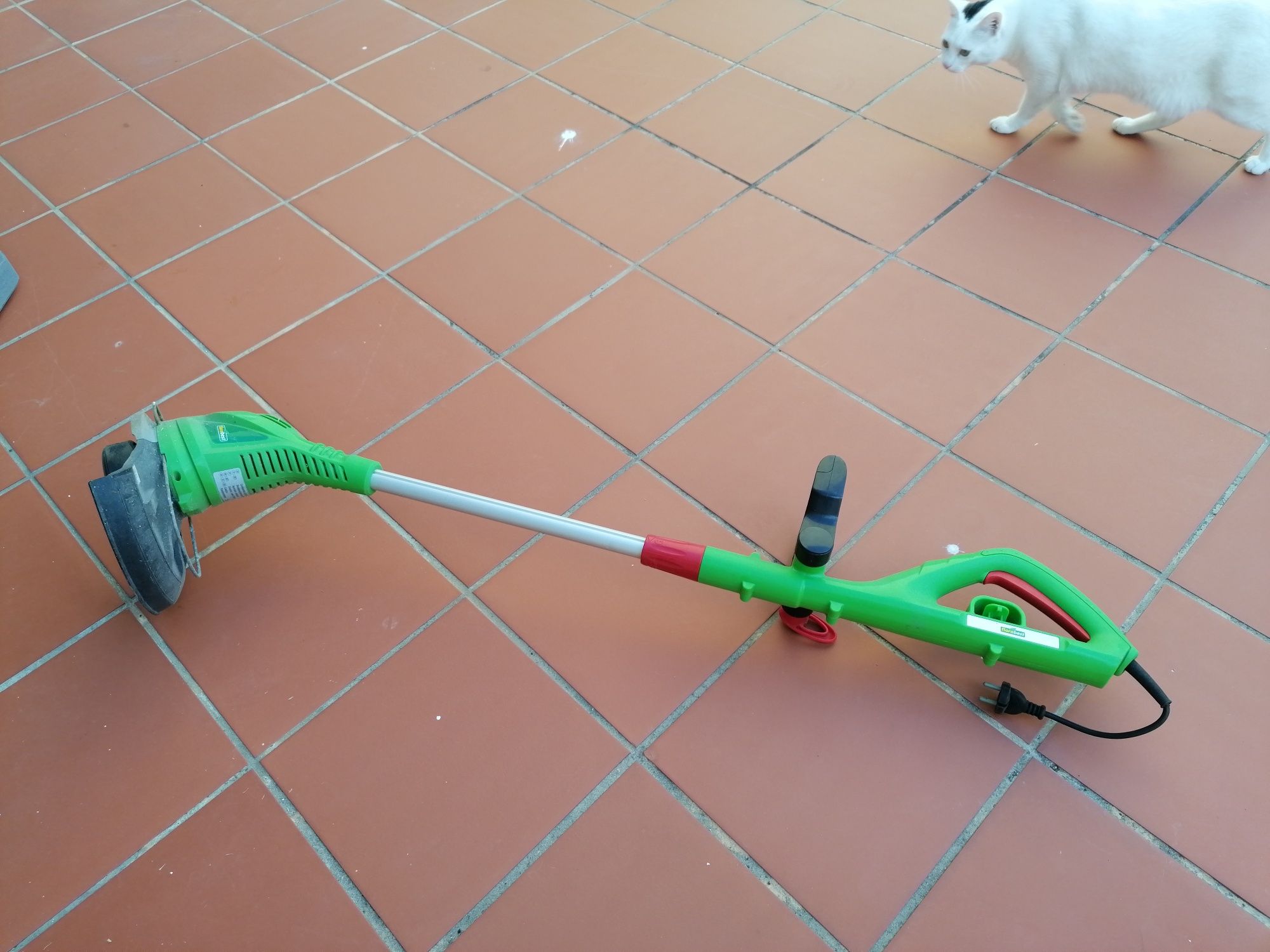 Vende-se roçadora eléctrica