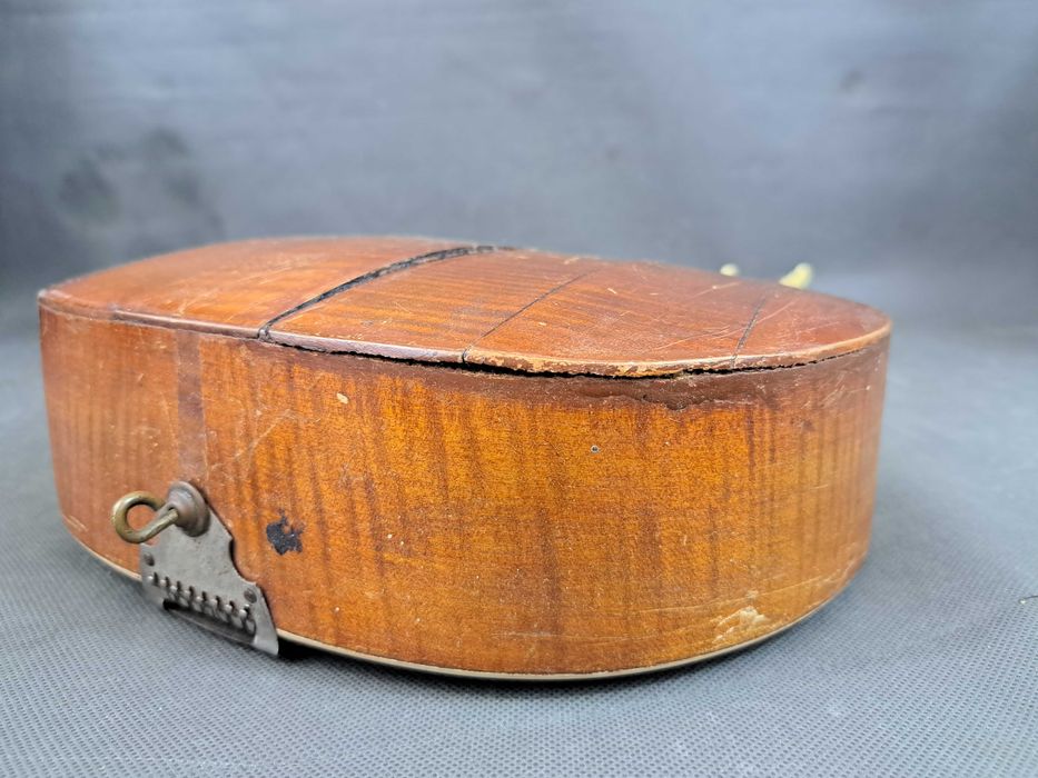 Stara mandolina intarsjowana masą perłową