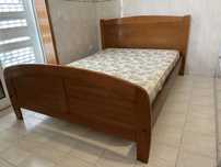 Cama casal em madeira com colchão