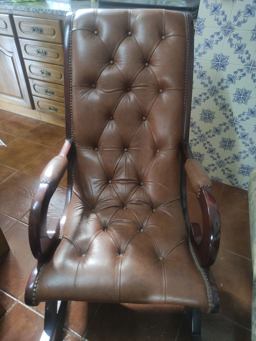 Cadeirão de baloiço com repousa pés