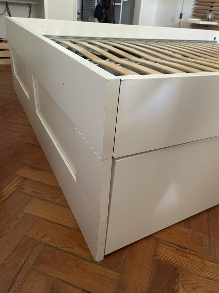 Cama de casal com arrumação + estrado