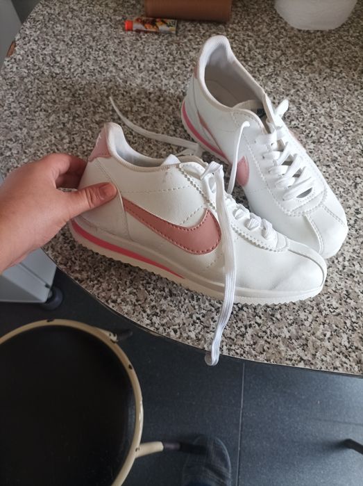 Vendo sapatilhas de mulher