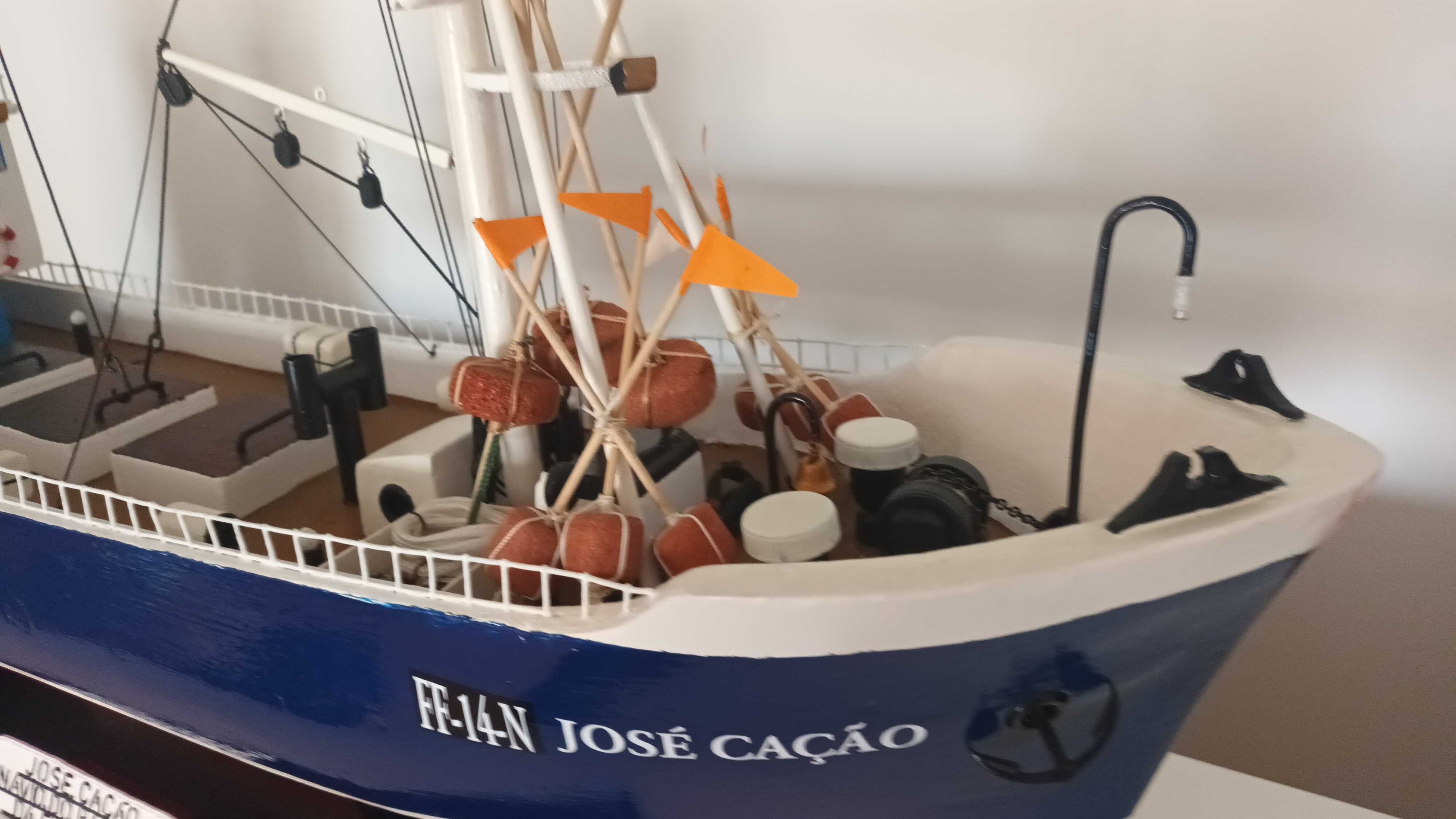 Navio do bacalhau em miniatura.