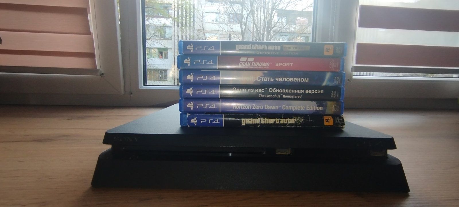 Ігрова консоль PlayStation®4  +6 дисків і 2 джойстики