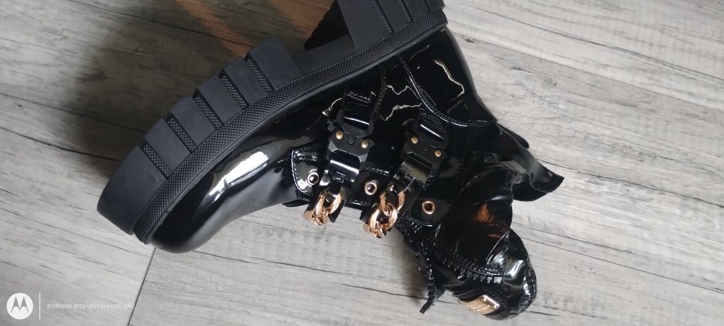 Botki damskie lakierowane