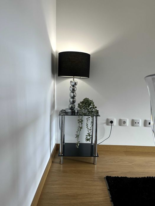 Mesa de apoio - vidro preto e pernas metal