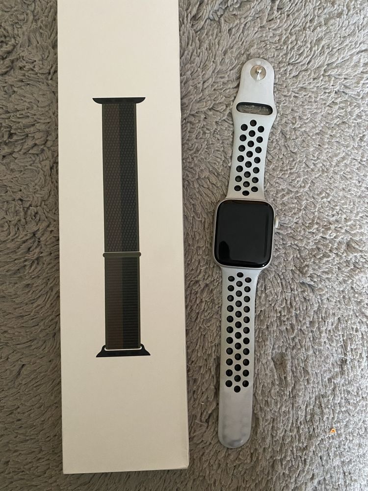 Zegarek Apple Watch Series 4 Nike, 44 mm