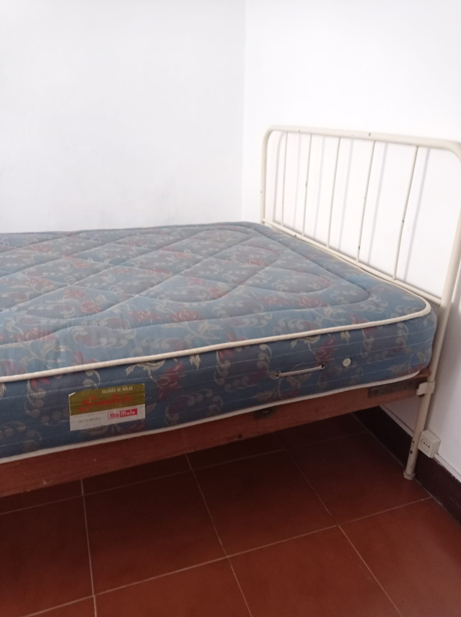 Cama e mesinha de cabeceira