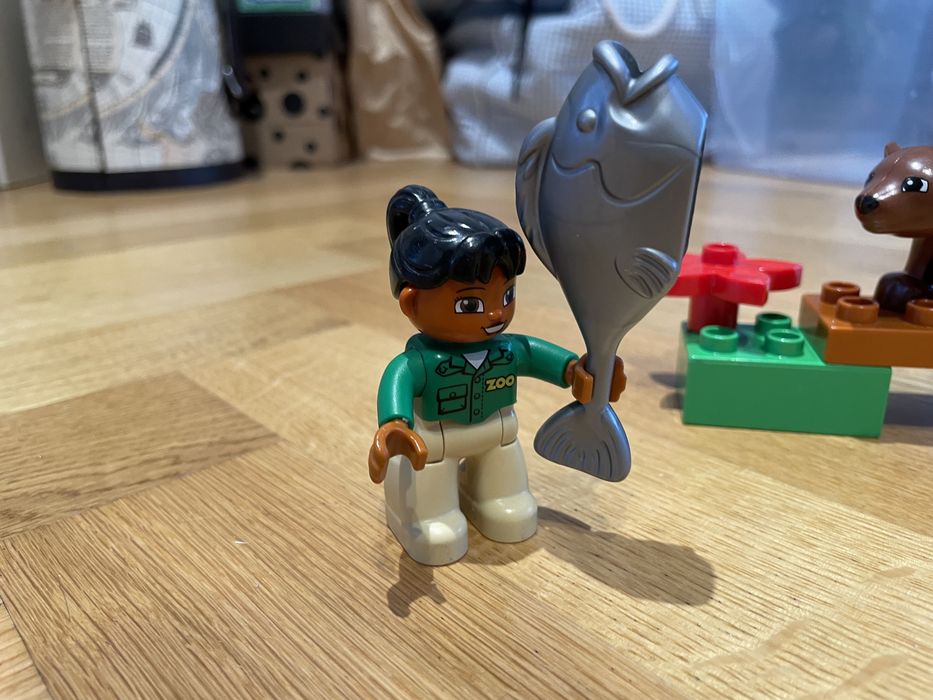 Opiekunka w zoo LEGO Duplo 10576 miś niedźwiedź ryba
