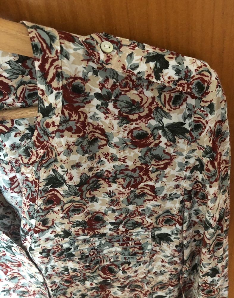 blusa Cortefiel com padrão florido