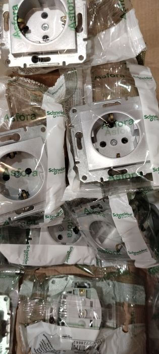 електрична розетка із заземлюючим контактом серії Asfora 100