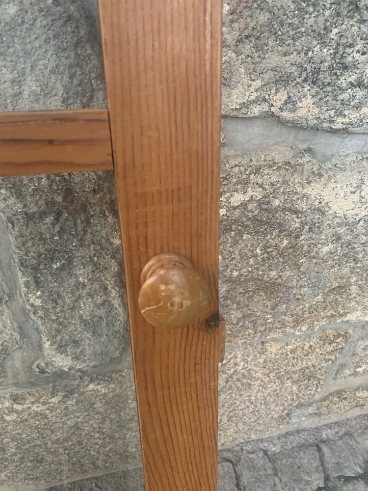 Porta de armário de madeira com puxador e trancas, janelas de vidro