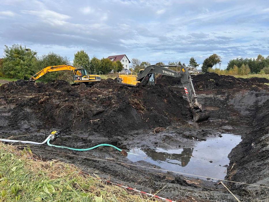Kopanie stawów, koparka gąsienicowa, koparko-ładowarka,wywrotka