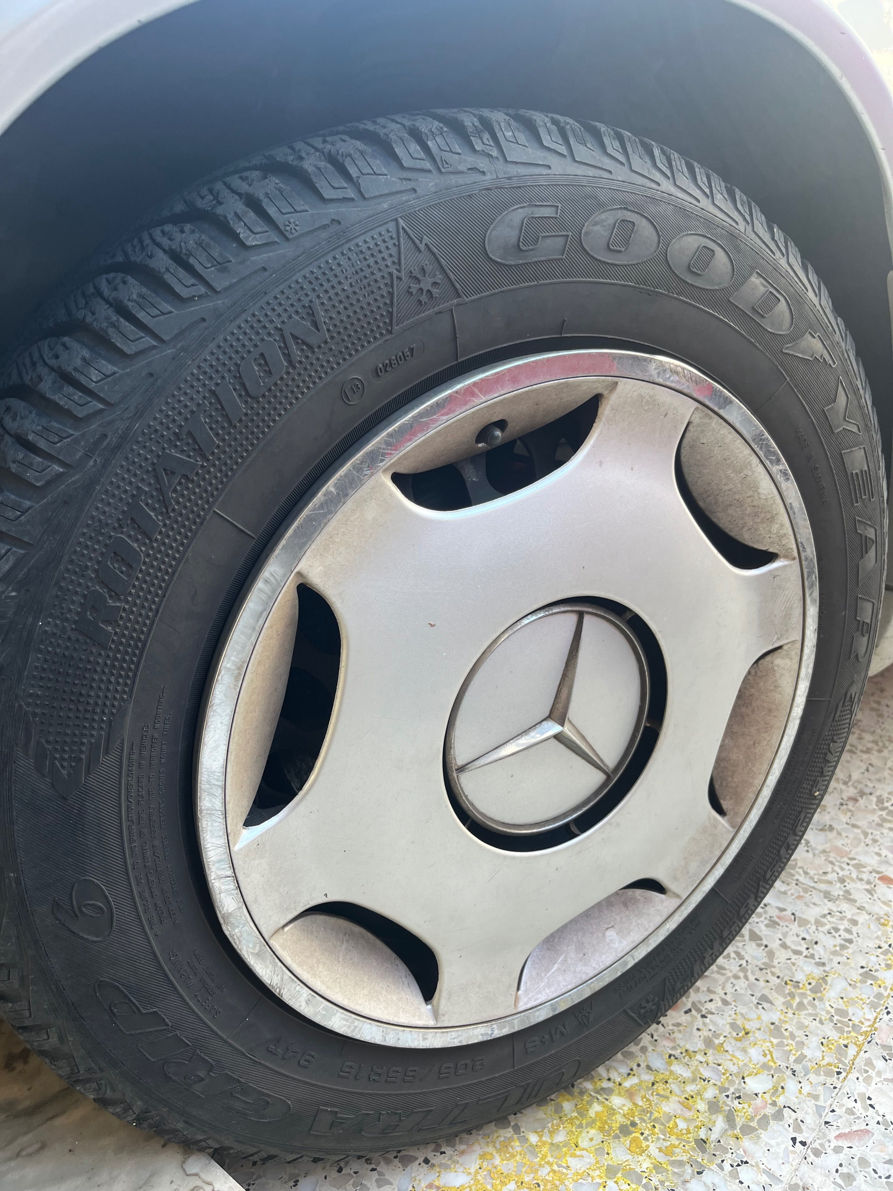 Pneus com Jantes e tampões Mercedes