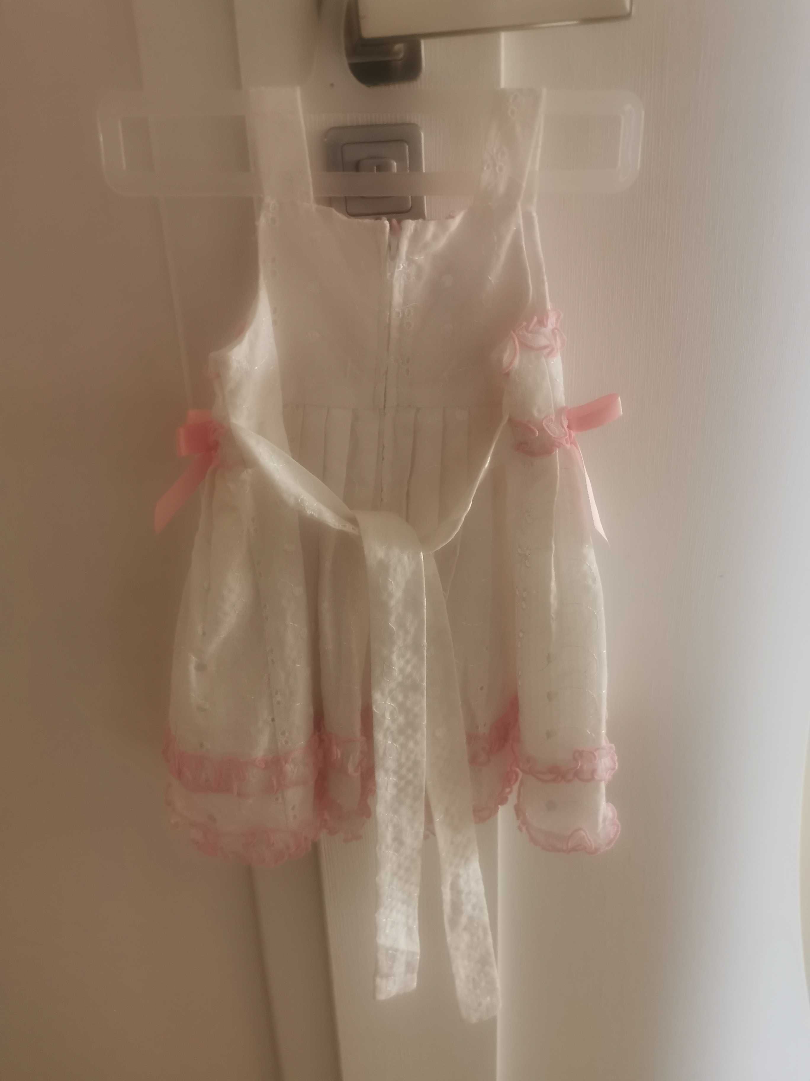 Śliczna biała sukieneczka r. 74-80