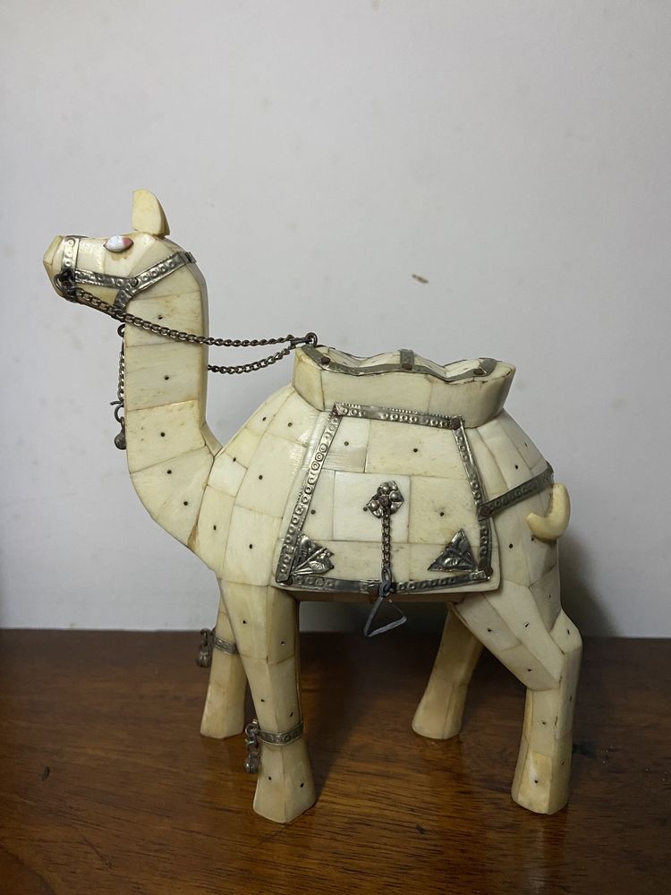 Camelo em osso com aplicações de metal