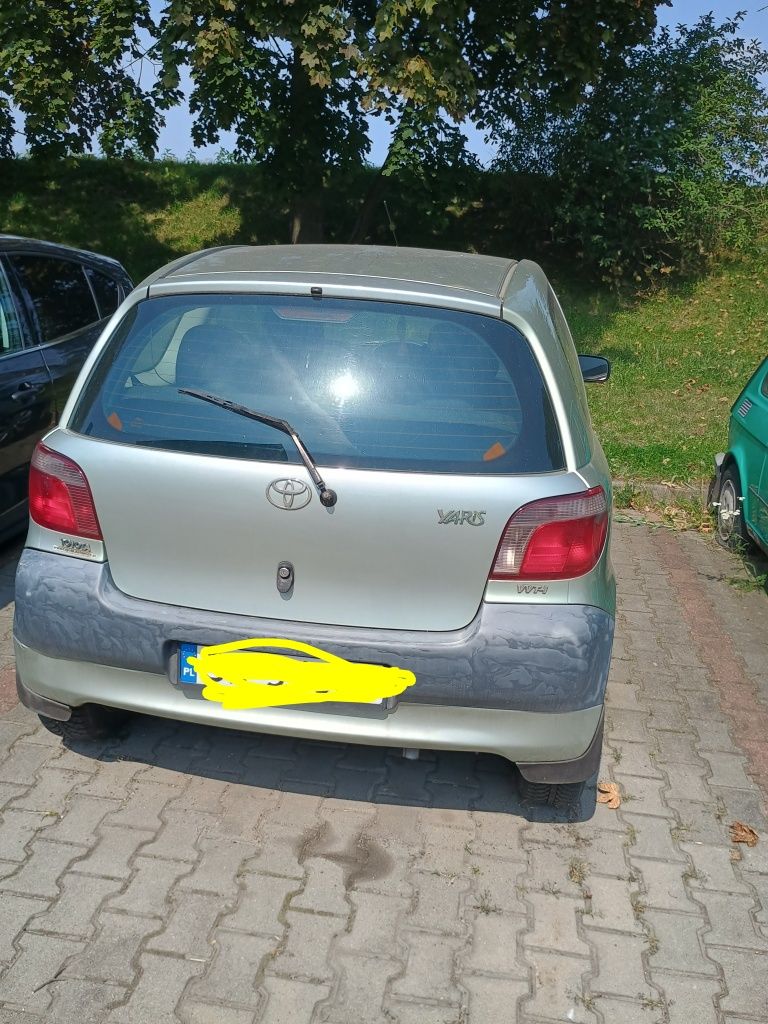 Toyota yaris 2002 jeździ skręca hamuje