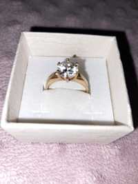 Złoty pierścionek z cyrkonią 585