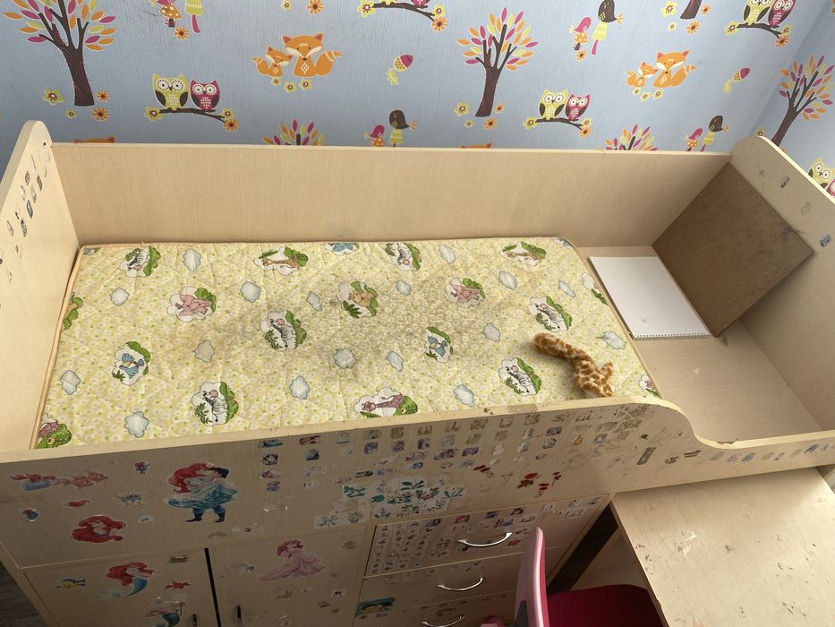 Ліжко дитяче з матрасом і стільчиком.