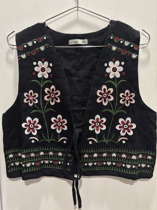 Розпродаж вишиванок, жилеток, жакетиків.