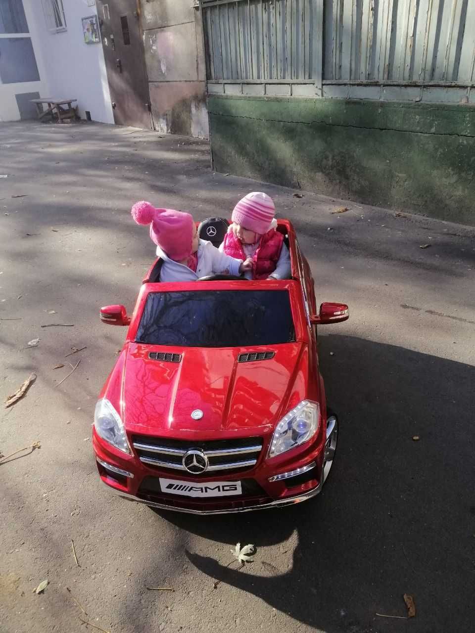 Крутая детская машинка Mercedes AMG