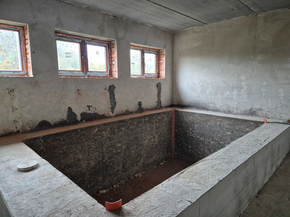 Продаж будинка з басейном