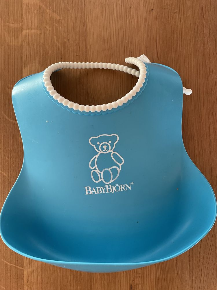 Śliniak z kieszonką, silikonowy, Baby Bjorn,  niebieski.