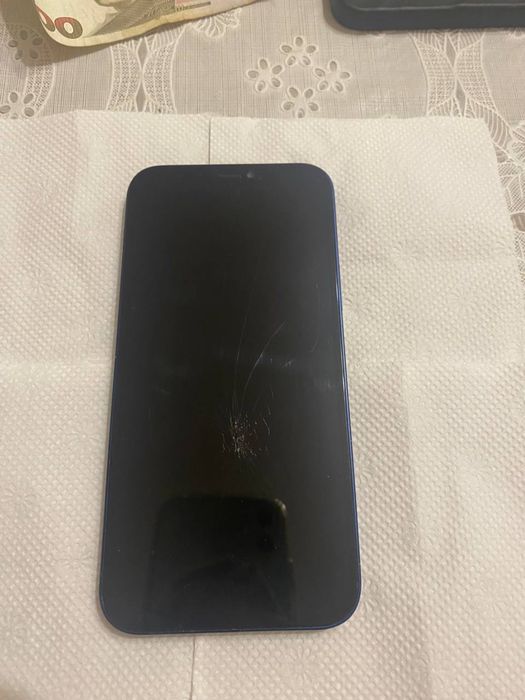 Айфон 12 з чихлом та зарядкою