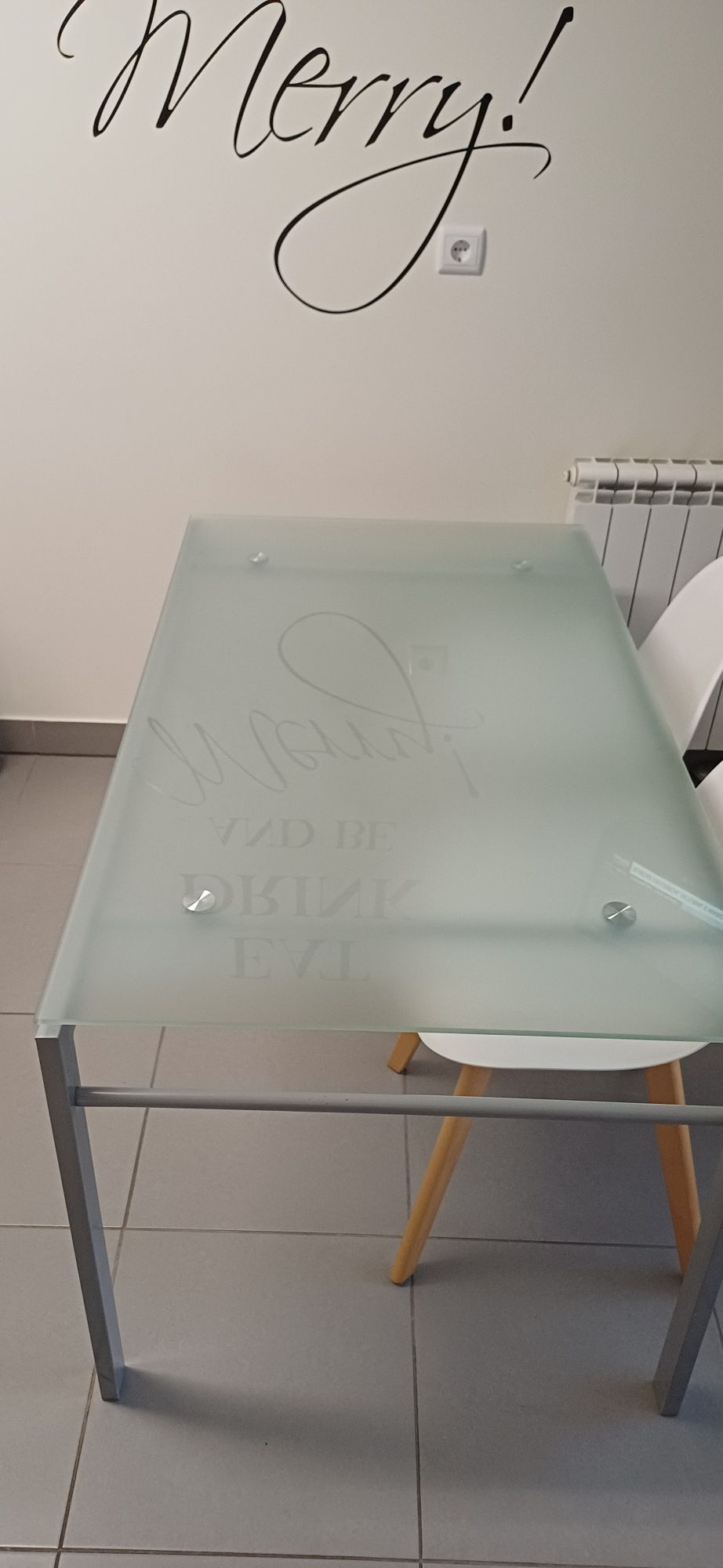 Mesa em vidro e alumínio.