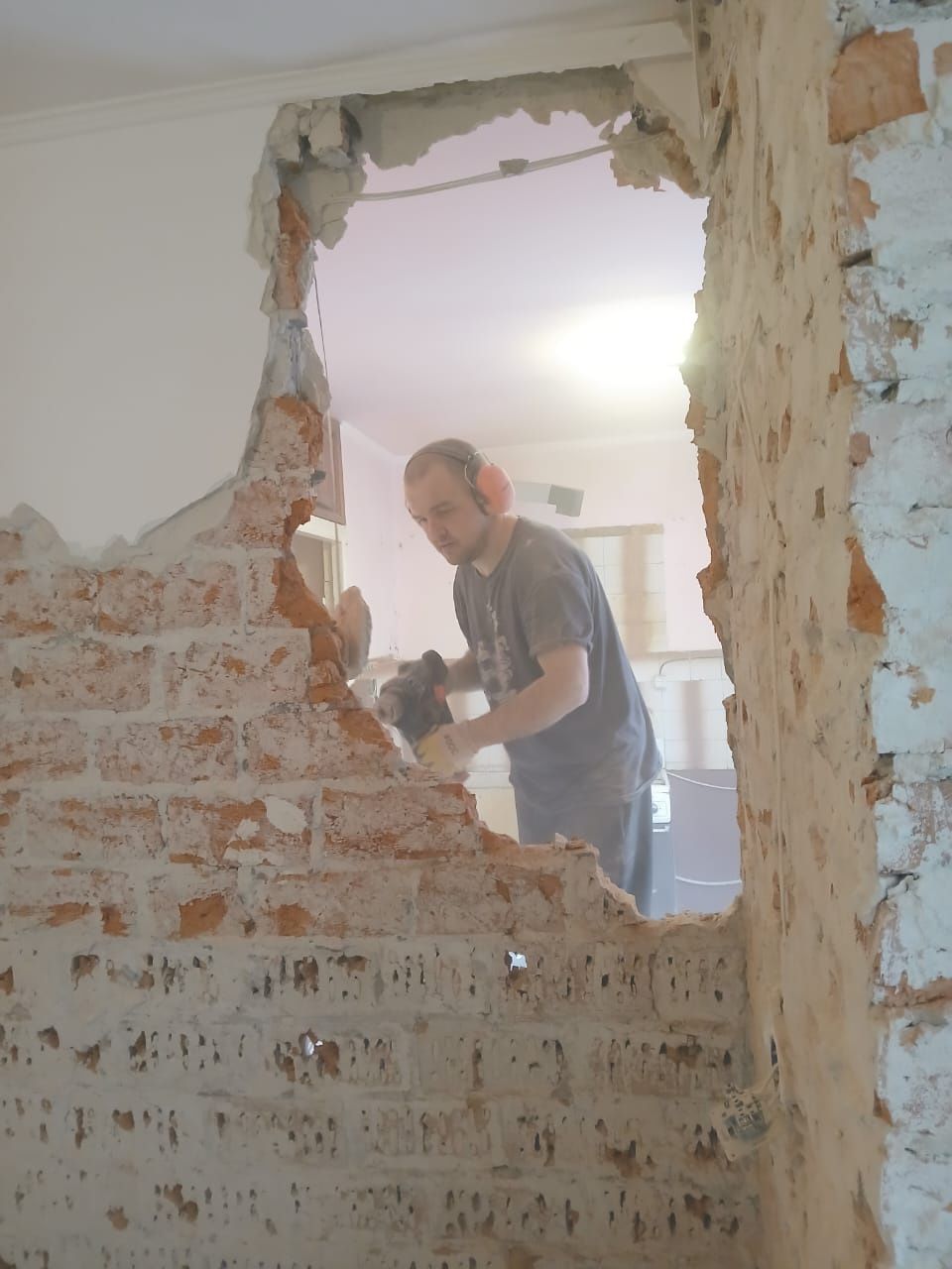 Демонтаж приміщень.