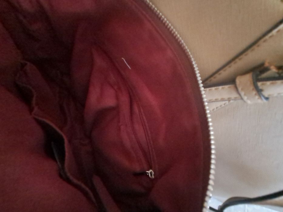 Malas de mão de cor bege cor bordon e amarelo torrado