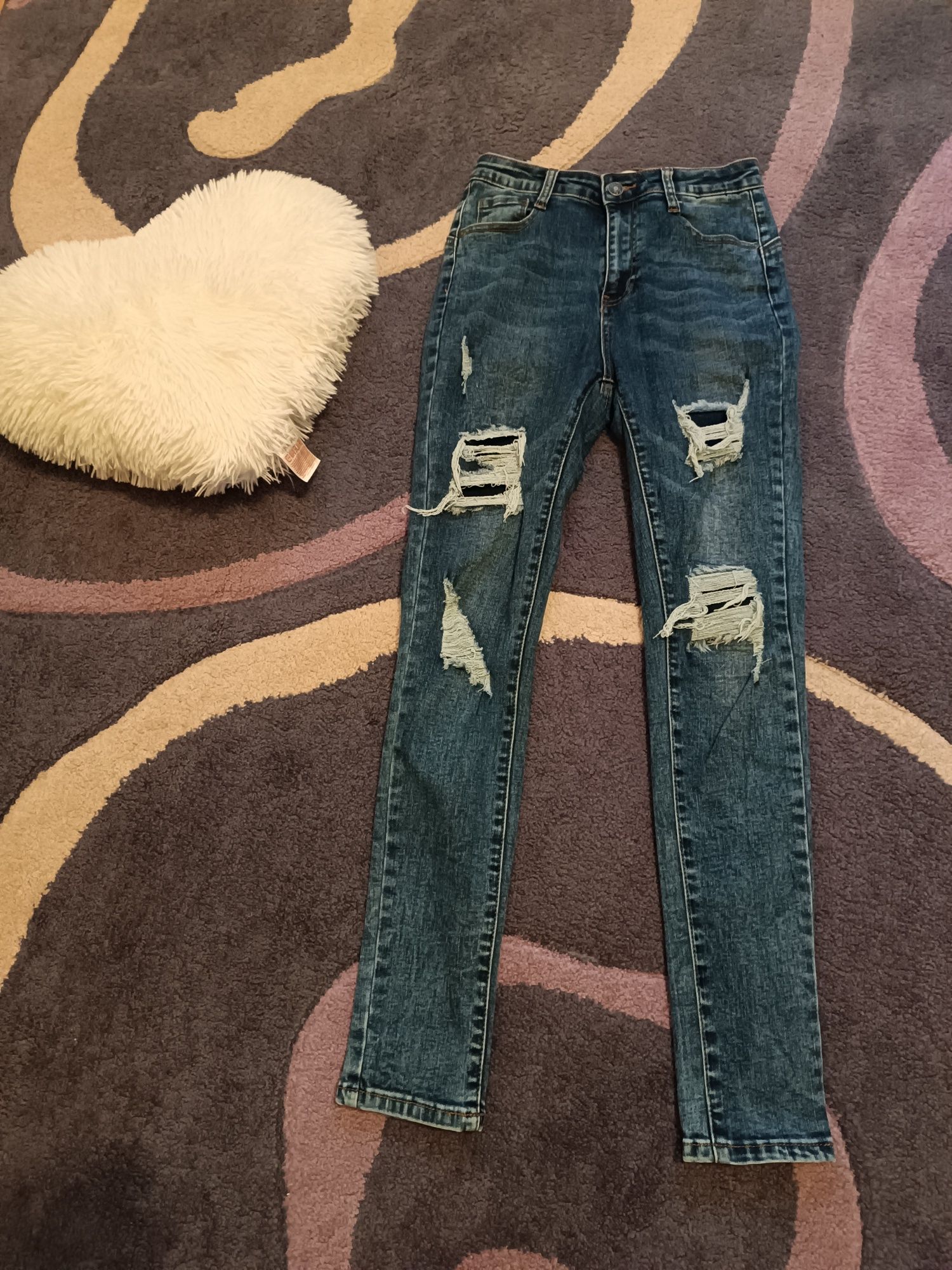Spodnie jeansowe z przetarciami 36