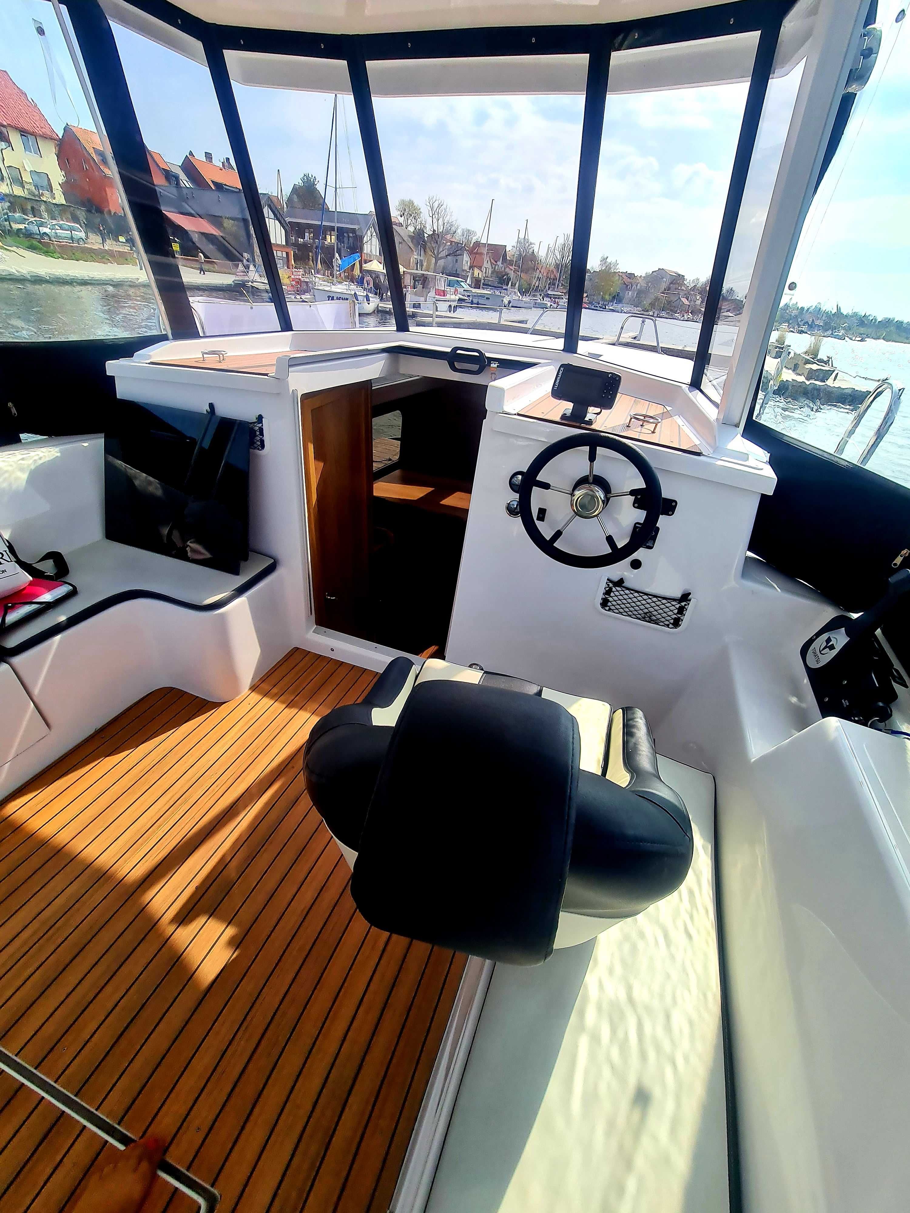 Wynajem łodzi motorowych bez patentu hauseboat i skutery wodne