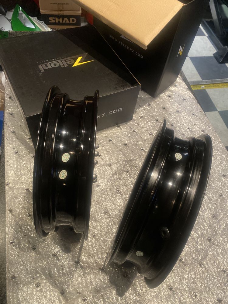 Felgi Piaggio Vespa GTS 125/300 idealny stan Jak Nowe 12 N187