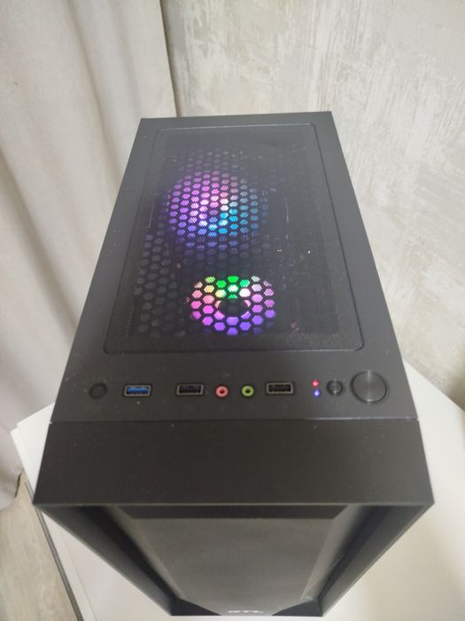 Комп'ютер для роботи/ігор