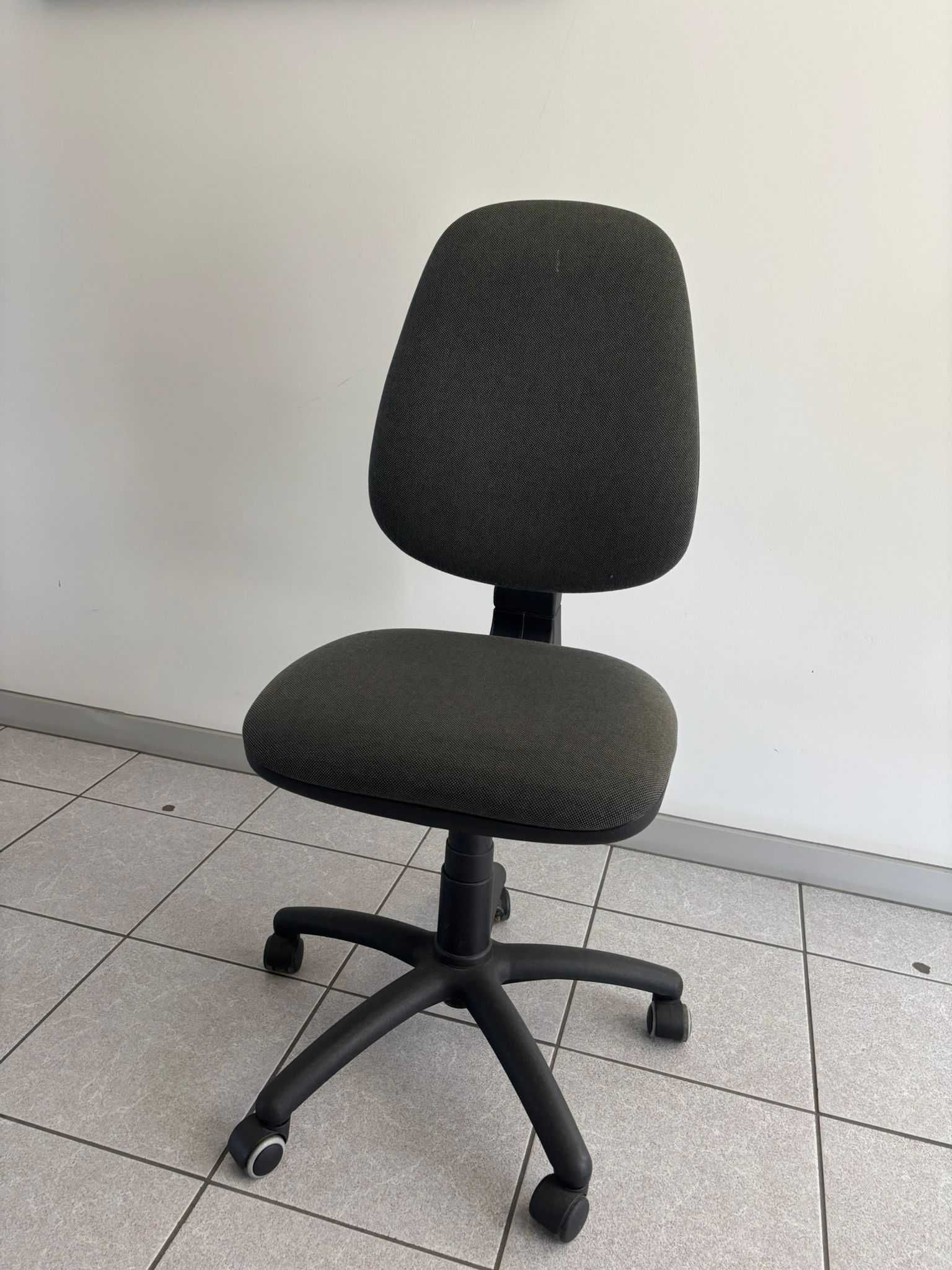 Lote de 22 Cadeiras de Escritório com Rodas