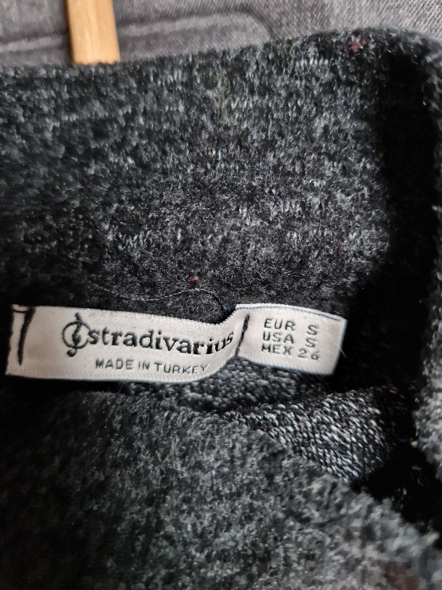 Sweter z półgolfem z diamencikami Stradivarius