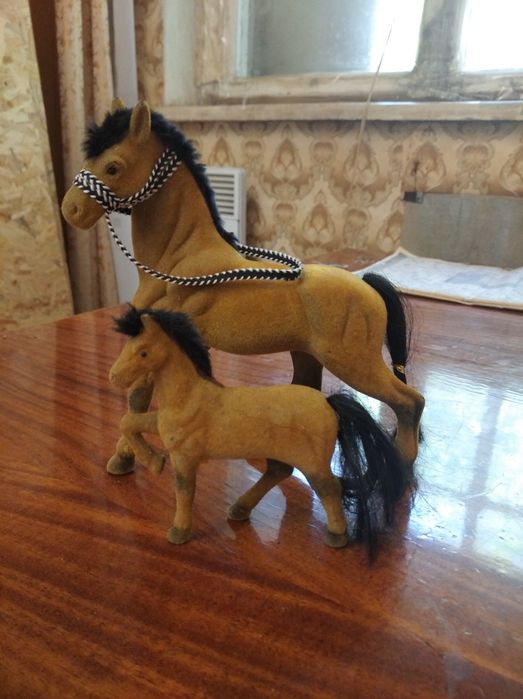 Фигурки двух лошадей