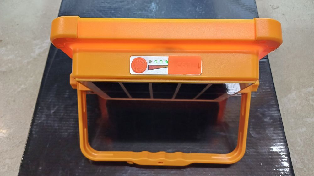 Переносний LED ліхтар - прожектор Powerbank на сонячній батареї з USB